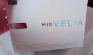 Opakowanie suplementu Miovelia, wspierającego kobiety z PCOS, z pomarańczowym smakiem.