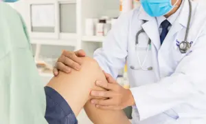 Woda w kolanie: do kogo iść? Szybka pomoc i skuteczne leczenie