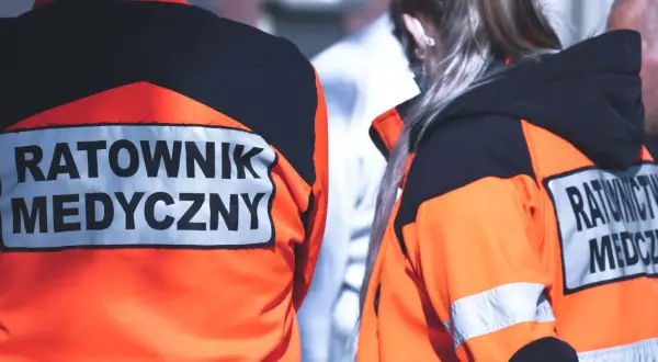 Obowiązek pomocy: Kara do 3 lat więzienia? Wyjątki i ochrona.
