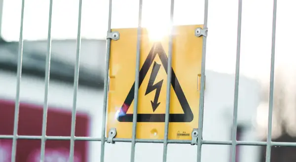 Porażenie prądem: Jak ratować życie? Kluczowe kroki pierwszej pomocy