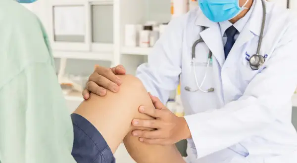 Woda w kolanie: do kogo iść? Szybka pomoc i skuteczne leczenie
