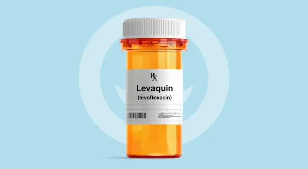 Pomarańczowa butelka leku z etykietą "Levaquin (levofloxacin)".