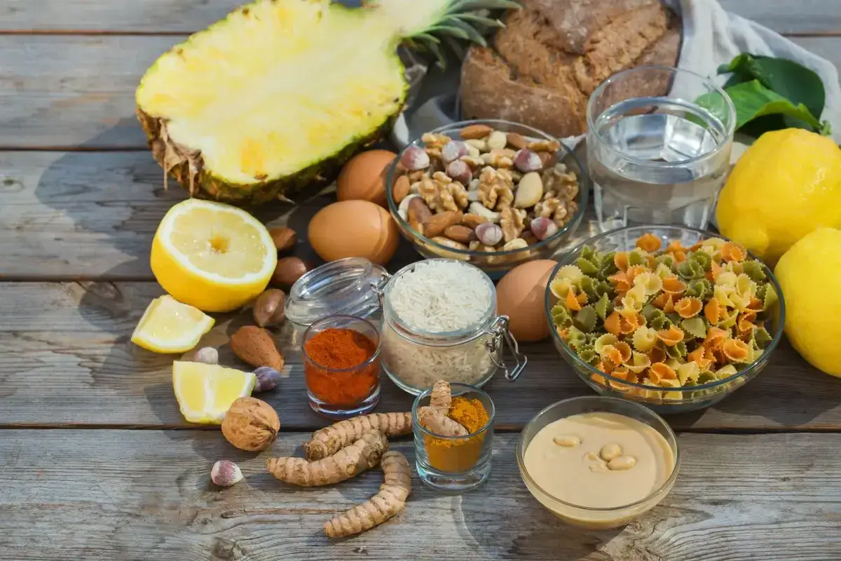 Ananas, cytryny, jajka, orzechy, ryż, makaron, przyprawy i pasta tahini. Uważaj na zatrucie pokarmowe, wybieraj świeże składniki.