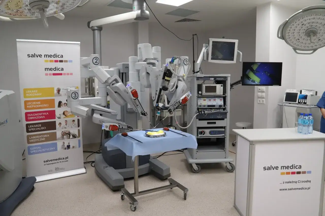 Mapa Polski z zaznaczonymi szpitalami oferującymi robot da Vinci NFZ