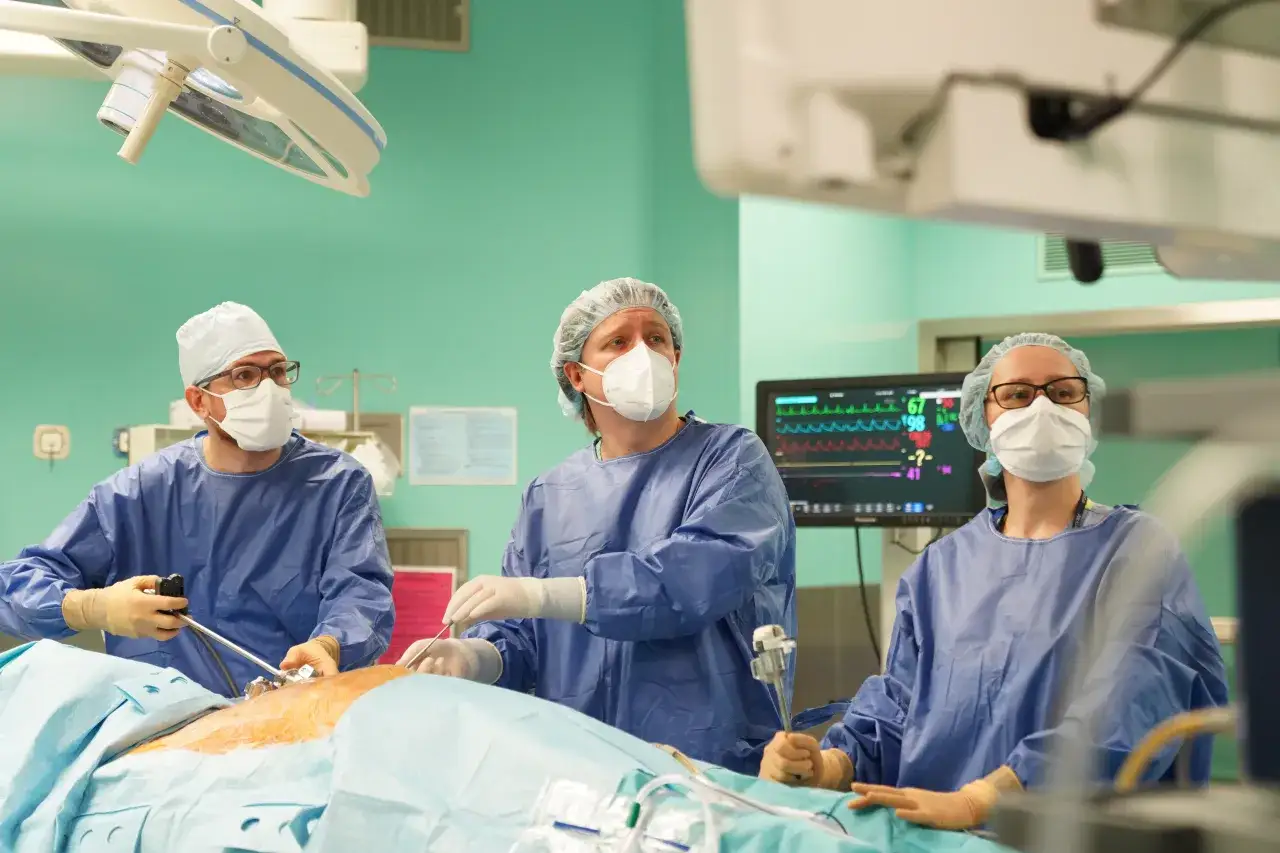Pacjent rozmawiający z lekarzem o kwalifikacji do operacji robotem da Vinci
