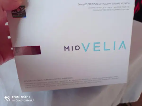 Opakowanie suplementu Miovelia, wspierającego kobiety z PCOS, z pomarańczowym smakiem.